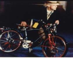 Very few of us that the actor once rode his bicycle throughout Italy pedaling from Milan to Venice, over the Dolomites, along the Amalfi coast, and to
